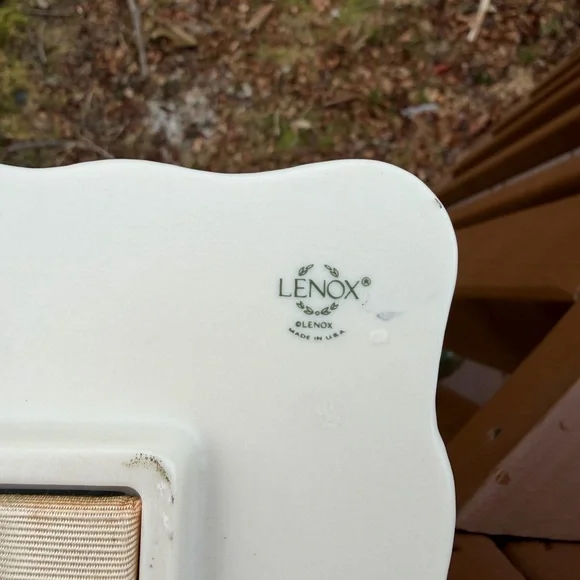 Lenox Cream Ceramic Floral Relief Photo Frame with Gold Trim 5x7 NWT - Picture 4 of 4